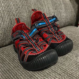 OshKosh B’Gosh boost B size 5M close toed sandals